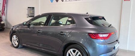 Escuchar música en el coche con el motor apagado: duración de la batería